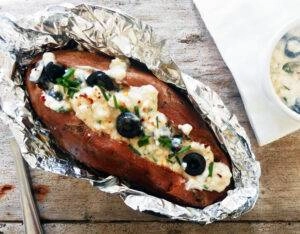 Gepofte zoete aardappel met cottage cheese & olijven